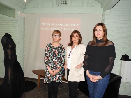 Las concejalas Silvia Cebrián e Isabel Díaz-Benito, junto a la ponente Susana Pinilla