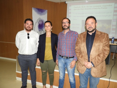 Pablo Camacho (izda.), Juan López de Pablo (dcha), junto a la nutricionista Maria del Mar Martínez y el Gerente del Hospital, Pablo Aguado