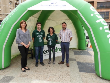 Isabel Díaz-Benito y Juan López de Pablo, concejales del Ayuntamiento de Manzanares, junto a los educadores ambientales de la campaña Ecovidrio