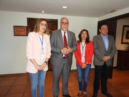 El alcalde y concejal junto a la presidenta y vicepresidenta de la asociación "Avanzando, Educación Especial"