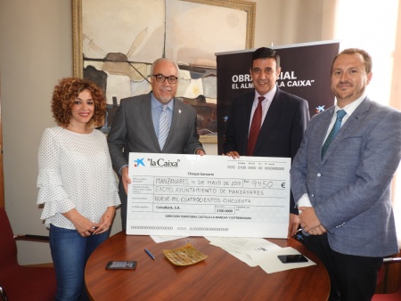 Firma del convenio entre Ayuntamiento de Manzanares y CaixaBank