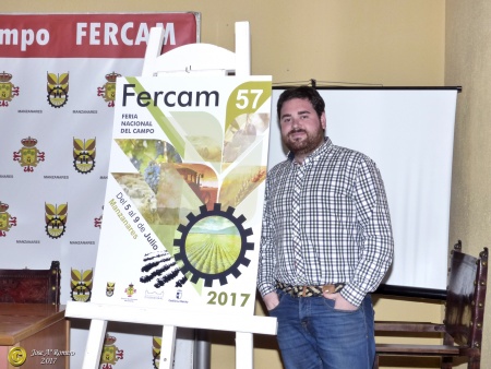 Pablo Camacho junto al cartel anunciador de Fercam 2017