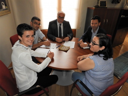 El alcalde de Manzanares, Julián Nieva, en la firma del convenio con los IES "Azuer" y Sotomayor"