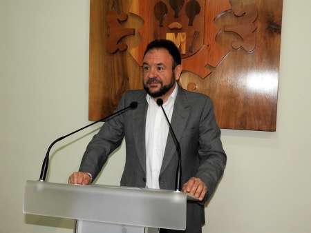 El concejal de educación, Juan López de Pablo en la presentación de las convocatorias de ayudas