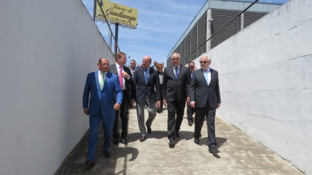 Recorrido del Ministro con el alcalde y miembros de Tertulia XV por Vinícola de Castilla