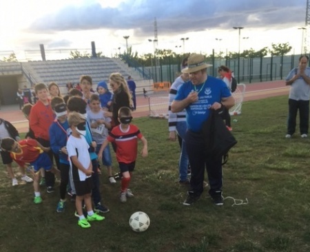 Penaltis a ciegas, actividad llevada a cabo con motivo de la 34ª Carrera Popular Mini "Ciudad de Manzanares"