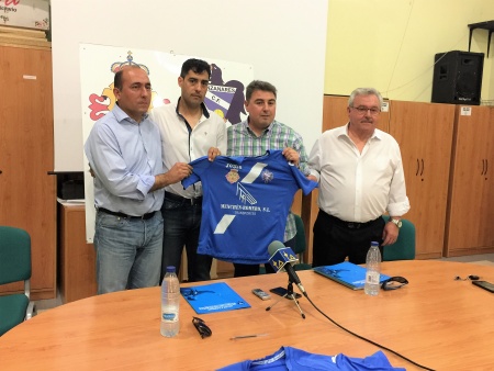 Carlos Julián (segundo por la izquierda) en su presentación como entrenador del Manzanares CF