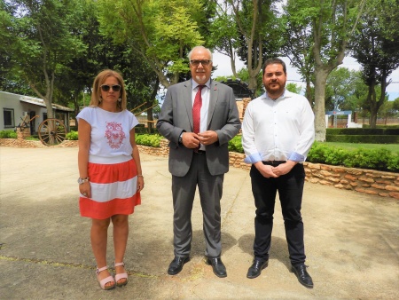 El alcalde, Julián Nieva (centro) visita las mejoras que se están realizando en el Pabellón FERCAM