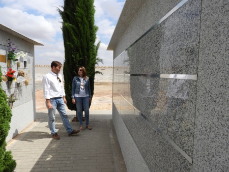 La concejala de obras, Isabel Día-Benito y el jefe del servicio técnico, Sergio Noblejas, en la visita a las obras