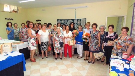 Foto de familia de socias de las Amas de Casa y autoridades