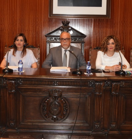 Julián Nieva junto a Beatriz Labián e Isabel Díaz-Benito