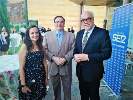 El premiado Julián Gómez-Cambronero (centro), el alcalde de Manzanares, Julián Nieva y la directora provincial de bienestar social de la JCCM, Prado Zúñiga en la entrega de premios