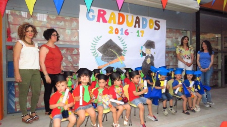 Foto conjunta con el alumnado graduado en el CAI