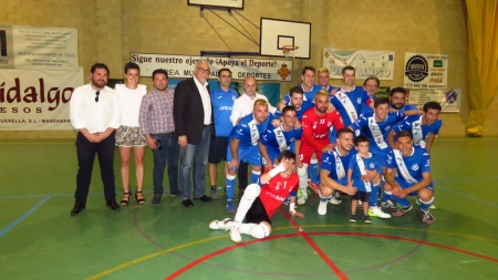 Autoridades y jugadores celebran el ascenso