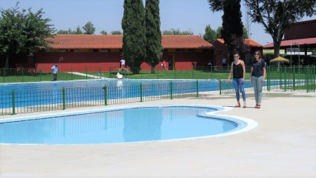 Nieto-Márquez y Díaz-Benito comprueban el resultado de las obras realizadas en la piscina municipal