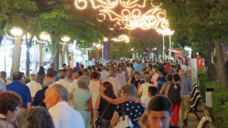 Público en los paseos del Río durante la feria