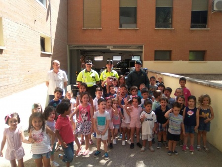 Cuarenta niños y niñas de la Ludoteca conocen el trabajo de la Guardia Civil