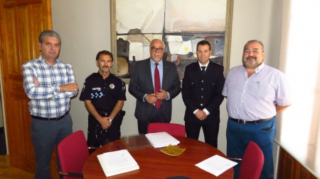 Foto con el nuevo agente de la Policía Local de Manzanares tras su toma de posesión