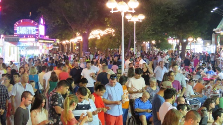 Aspecto del ferial en la noche del domingo