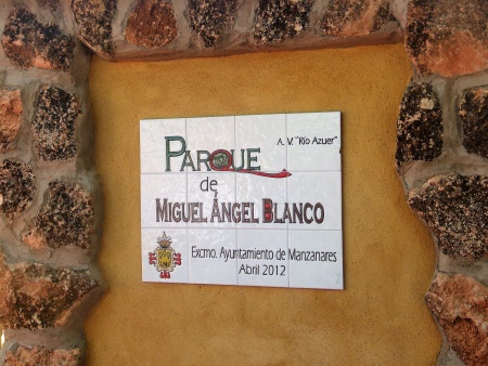 Placa que recuerda a Miguel Ángel Blanco en el parque que lleva su nombre en Manzanares
