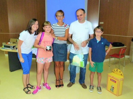 La concejal de cultura, Silvia Cebrián, junto al biólogo José Luis Olmo y participantes en la actividad Biblioverano