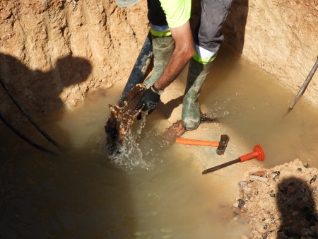 Avería de la tubería general de abastecimiento de agua potable en Manzanares