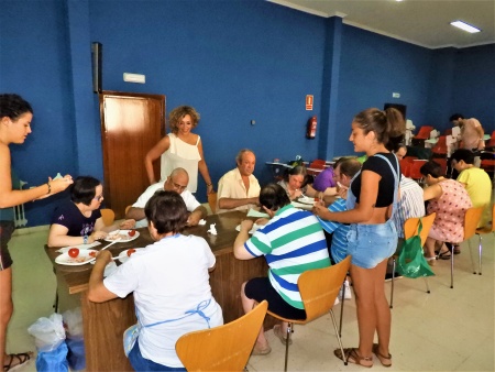 Beatriz Labián, concejala de bienestar social en el taller de cocina con usuarios del centro ocupacional