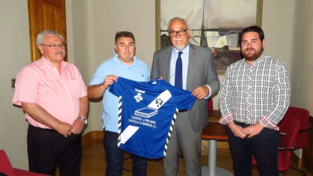 Eugena, Márquez, Nieva y Camacho posan con la nueva camiseta del Manzanares CF