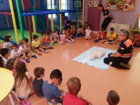 Voluntarios de Protección Civil Manzanares en actividades con los pequeños de la Ludoteca