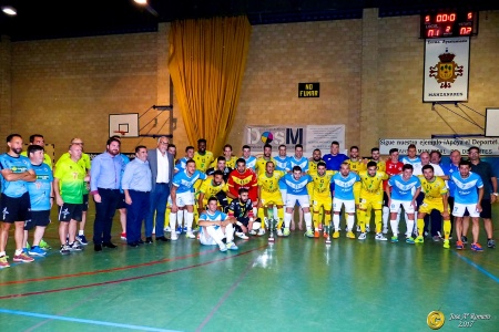 Foto de familia tras la entrega de trofeos por las autoridades