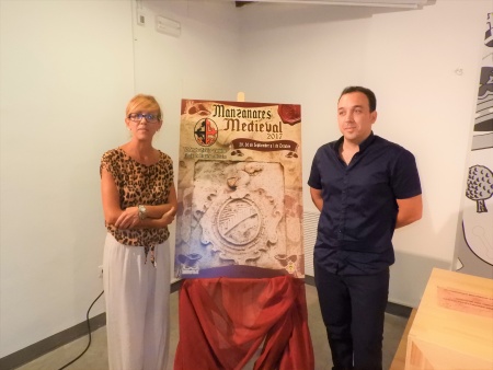 Silvia Cebrián y Sergio Aguado en la presentación del cartel de las VI Jornadas Medievales de Manzanares