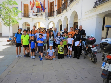 Policía Local colabora en el taller práctico de paseo en bicicleta por Manzanares
