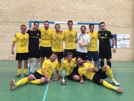 El campeón posa con el trofeo "Jesús del Perdón" 2017