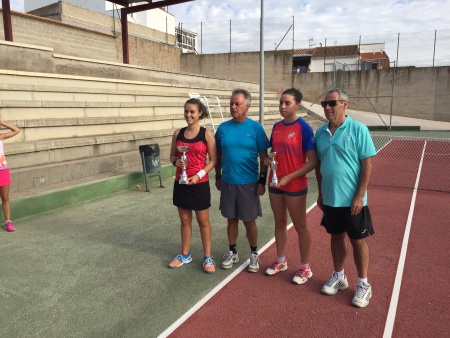 Itziar Aparicio, a la izquierda, con el trofeo de campeona en Puertollano