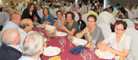 Beatriz Labián, junto a participantes en la comida de convivencia del año 2016