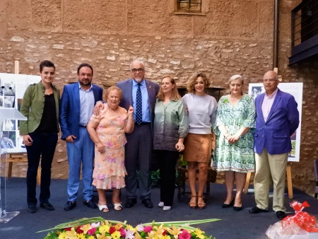 El alcalde, Julián Nieva, junto a homenajeadas, miembros del equipo de gobierno y corporación en el acto