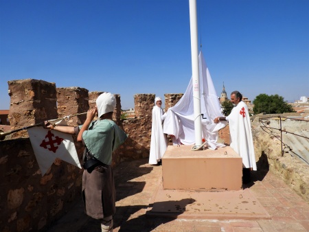 Izado de bandera con motivo de las VI Jornadas Medievales de Manzanares