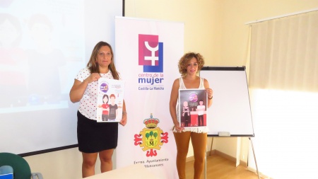 Ángeles Morales, coordinadora del Centro de la Mujer, y Beatriz Labián, durante la presentación de la campaña