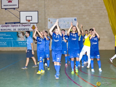 Plantilla del Manzanares FS saludando a su afición en pretemporada. Foto: José A. Romero