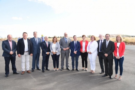 Autoridades en la inauguración del tramo de carretera Alcázar-Manzanares