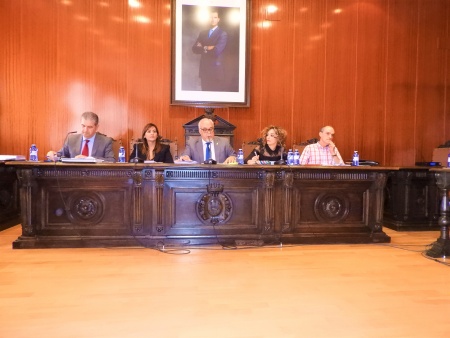 Julián Nieva, alcalde, junto a Beatriz Labián, portavoz del equipo de gobierno e Isabel Díaz-Benito, concejala de obras, en el pleno de septiembre