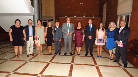 Miembros de la Corporación Municipal y de la Hermandad de Jesús del Perdón, junto a la pregonera y el nuevo Hermano Mayor Honorario