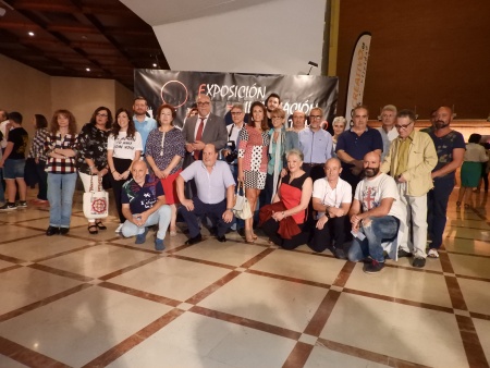 El alcalde, Julián Nieva, la concejal de cultura, Silvia Cebrián, la presidenta de la Asociación Ana María Romero junto a los fotógrafos participantes