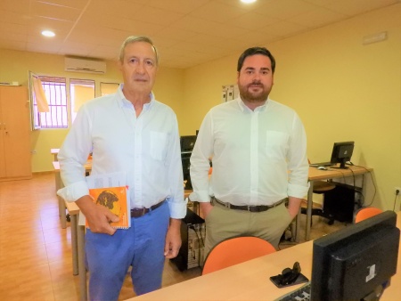 Pablo Camacho, concejal de Personal y Empleo, junto a Diego Gallego, director de Cáritas Interparroquial de Manzanares