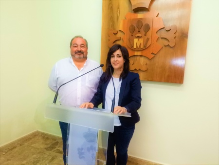 Miguel Ramírez, concejal de seguridad y Gemma de la Fuente, concejala de promoción del pequeño comercio