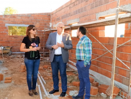 El alcalde y los concejales Isabel Díaz-Benito y Juan López de Pablo durante la visita a las obras del refugio de gatos