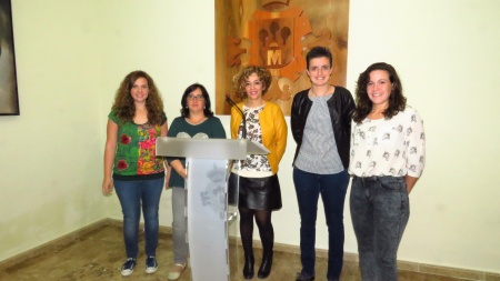 Beatriz Labián y Esther Nieto junto a las técnicos del programa y a la animadora sociocultural de la Casa de la Juventud