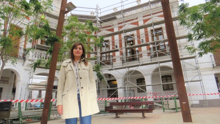 La concejala de Obras, Isabel Díaz-Benito, ante la fachada del Ayuntamiento