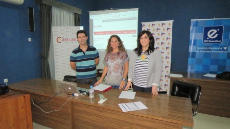 Carmona y De la Fuente junto al monitor del taller