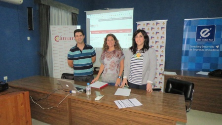 Carmona y De la Fuente junto al monitor del taller